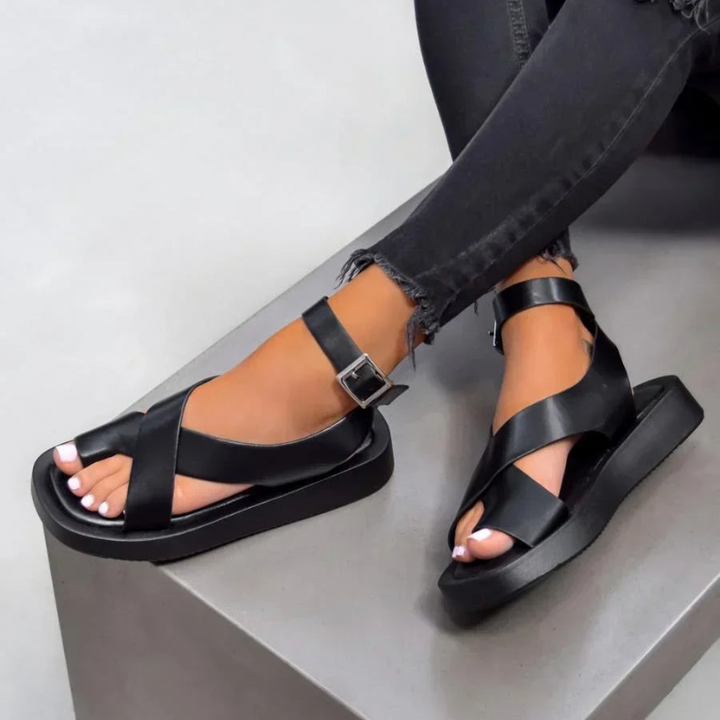 Renée | Comfortsandaal met verstelbare bandjes en elegante finish