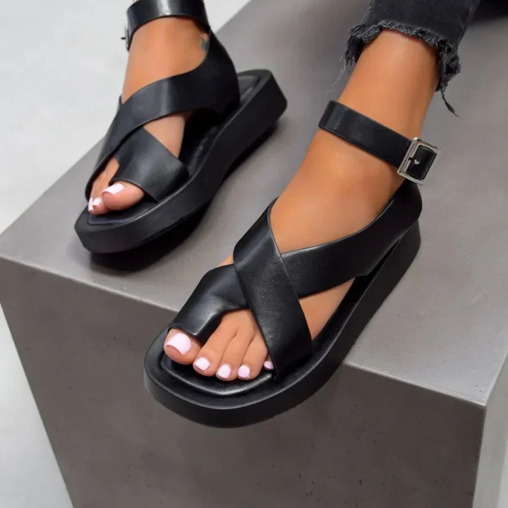 Renée | Comfortsandaal met verstelbare bandjes en elegante finish
